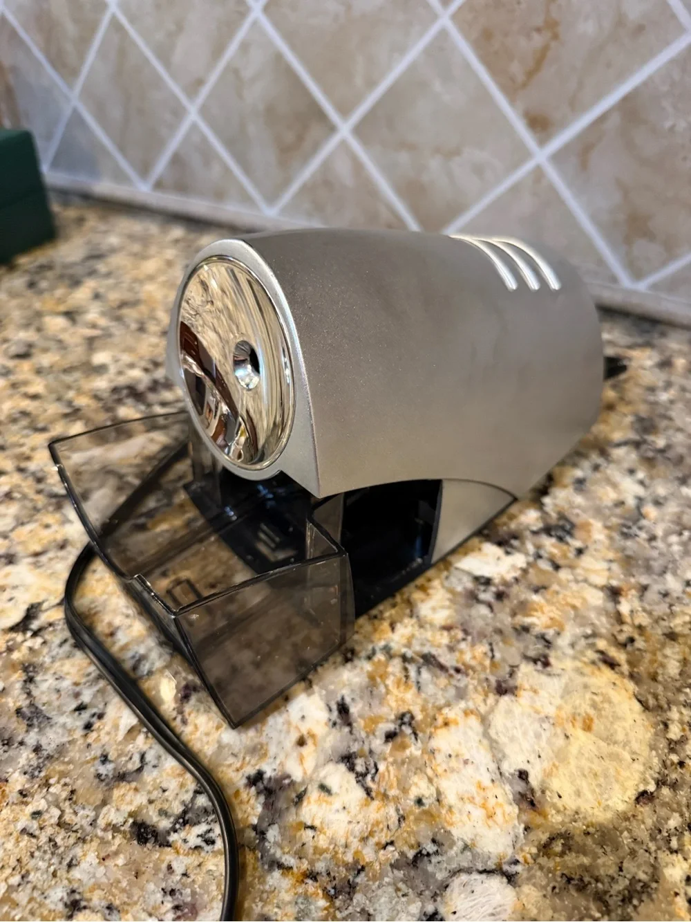 Staples Model 21835 Electric Pencil Sharpener, great condition, tested and works